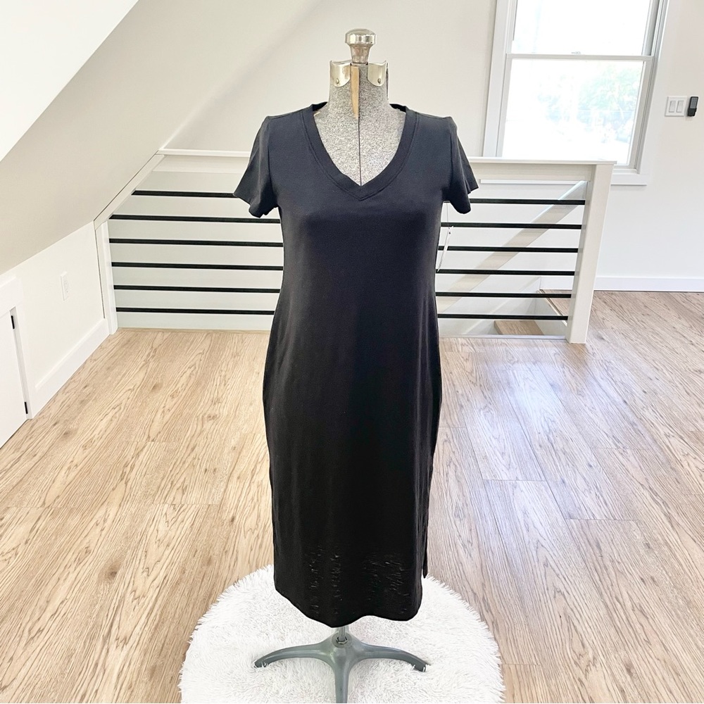 M Short sleeve black V-neck T-shirt midi dress